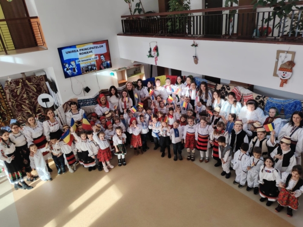 Proiectul educațional „Hai să dăm mână cu mână!” a reunit elevi, cadre didactice și preșcolari, în cadrul unui eveniment cultural-artistic inedit