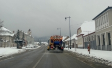Zeci de utilaje pe drumurile din Maramureș. S-au împrăștiat sute de tone de material antiderapant