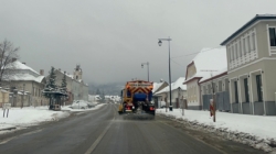 Zeci de utilaje pe drumurile din Maramureș. S-au împrăștiat sute de tone de material antiderapant
