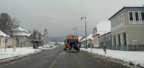 Zeci de utilaje pe drumurile din Maramureș. S-au împrăștiat sute de tone de material antiderapant