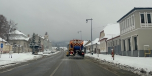 Zeci de utilaje pe drumurile din Maramureș. S-au împrăștiat sute de tone de material antiderapant