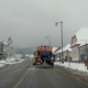 Zeci de utilaje pe drumurile din Maramureș. S-au împrăștiat sute de tone de material antiderapant
