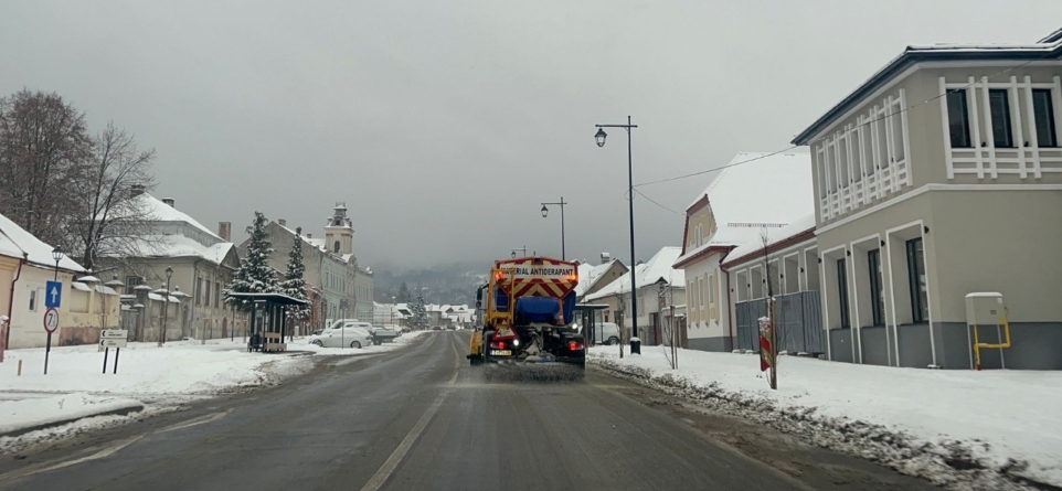 Zeci de utilaje pe drumurile din Maramureș. S-au împrăștiat sute de tone de material antiderapant