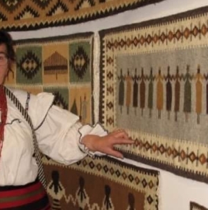 Povestea „Covorului fermecat” al Victoriei Berbecar din colecția Muzeului Județean de Etnografie și Artă Populară Maramureș