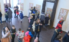 Ajută-o pe Larisa să zâmbească din nou: Expoziție caritabilă de mărțișoare la Muzeul Maramureșan din Sighetu Marmației