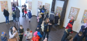 Ajută-o pe Larisa să zâmbească din nou: Expoziție caritabilă de mărțișoare la Muzeul Maramureșan din Sighetu Marmației