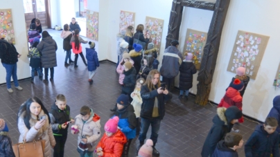 Ajut-o pe Larisa să zâmbească din nou: Expoziție caritabilă de mărțișoare la Muzeul Maramureșan din Sighetu Marmației