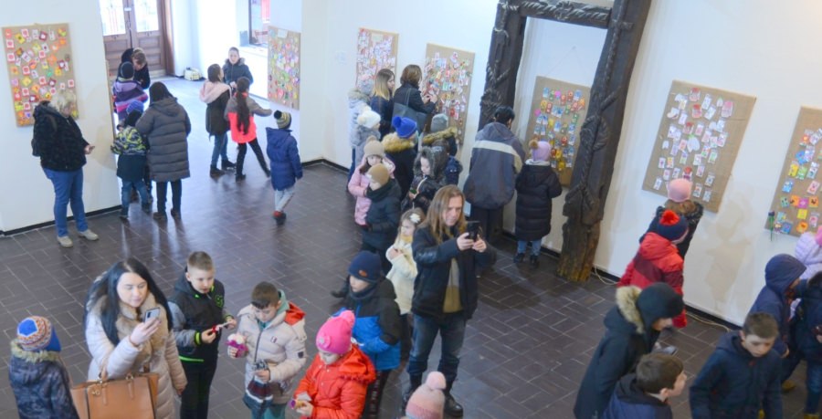 Ajut-o pe Larisa să zâmbească din nou: Expoziție caritabilă de mărțișoare la Muzeul Maramureșan din Sighetu Marmației