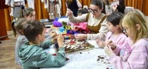 „Șezătoare în Postu’ Mare” la Târgu Lăpuș: Atelier de meșteșugit pentru copii și tineri