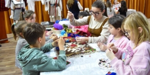 „Șezătoare în Postu’ Mare” la Târgu Lăpuș: Atelier de meșteșugit pentru copii și tineri