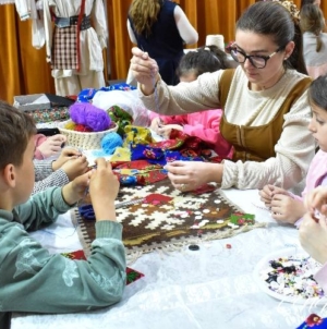 „Șezătoare în Postu’ Mare” la Târgu Lăpuș: Atelier de meșteșugit pentru copii și tineri