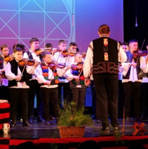 „Dragobete în cântec și tradiții” – spectacol dedicat iubirii și obiceiurilor străvechi, la Teatrul de Păpuși din Baia Mare