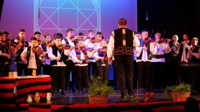 „Dragobete în cântec și tradiții” – spectacol dedicat iubirii și obiceiurilor străvechi, la Teatrul de Păpuși din Baia Mare