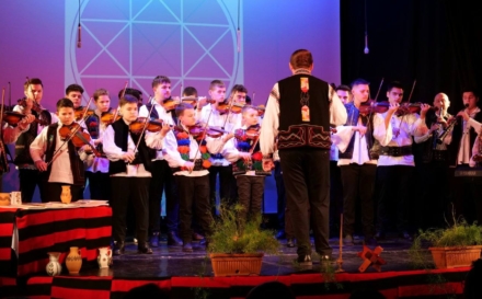 „Dragobete în cântec și tradiții” – spectacol dedicat iubirii și obiceiurilor străvechi, la Teatrul de Păpuși din Baia Mare