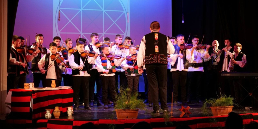 „Dragobete în cântec și tradiții” – spectacol dedicat iubirii și obiceiurilor străvechi, la Teatrul de Păpuși din Baia Mare