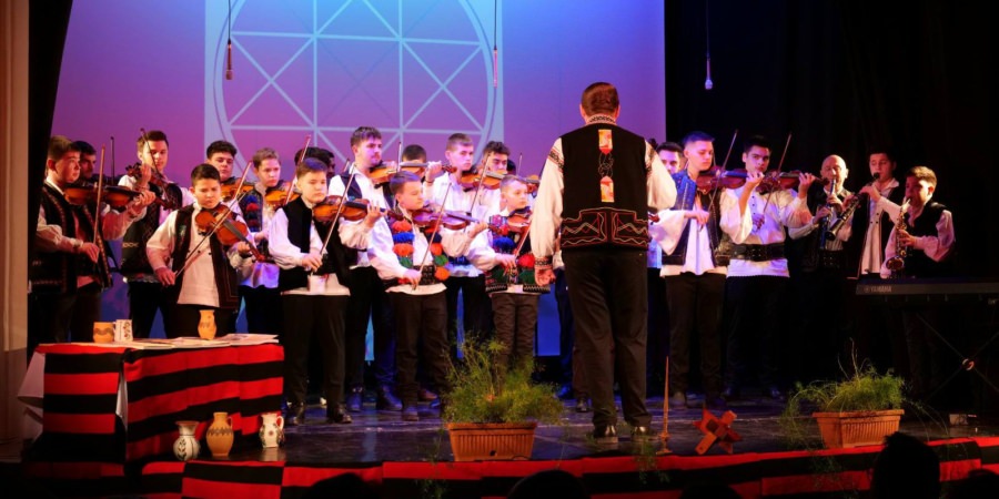 „Dragobete în cântec și tradiții” – spectacol dedicat iubirii și obiceiurilor străvechi, la Teatrul de Păpuși din Baia Mare