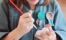 Solidaritate prin artă la Târgu Lăpuș: Ateliere caritabile de confecționat mărțișoare pentru sprijinirea unui copil cu sindrom Down