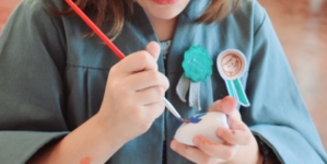 Solidaritate prin artă la Târgu Lăpuș: Ateliere caritabile de confecționat mărțișoare pentru sprijinirea unui copil cu sindrom Down