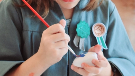 Solidaritate prin artă la Târgu Lăpuș: Ateliere caritabile de confecționat mărțișoare pentru sprijinirea unui copil cu sindrom Down