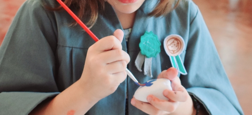 Solidaritate prin artă la Târgu Lăpuș: Ateliere caritabile de confecționat mărțișoare pentru sprijinirea unui copil cu sindrom Down