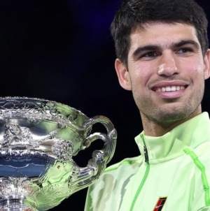 Carlos Alcaraz îl învinge pe Novak Djokovic și câștigă primul titlu la Australian Open