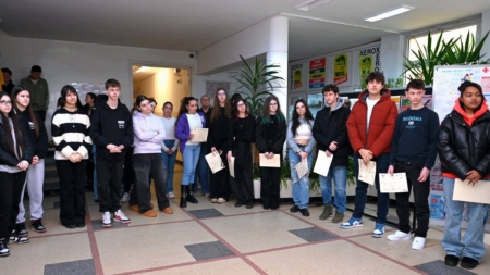 Elevii Colegiului Economic „Nicolae Titulescu”, premiați la concursul de afișe cu „Acordarea primului ajutor în caz de accidente”