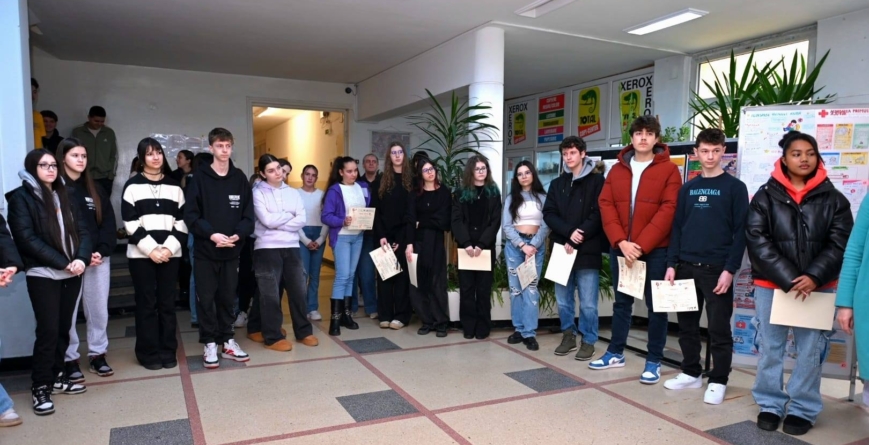 Elevii Colegiului Economic „Nicolae Titulescu”, premiați la concursul de afișe cu „Acordarea primului ajutor în caz de accidente”