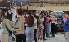 „Dănțaușii de la Șură” – tradiția jocului popular renaște într-o șură plină de amintiri, la Vima Mică