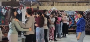 „Dănțaușii de la Șură” – tradiția jocului popular renaște într-o șură plină de amintiri, la Vima Mică