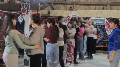 „Dănțaușii de la Șură” – tradiția jocului popular renaște într-o șură plină de amintiri, la Vima Mică