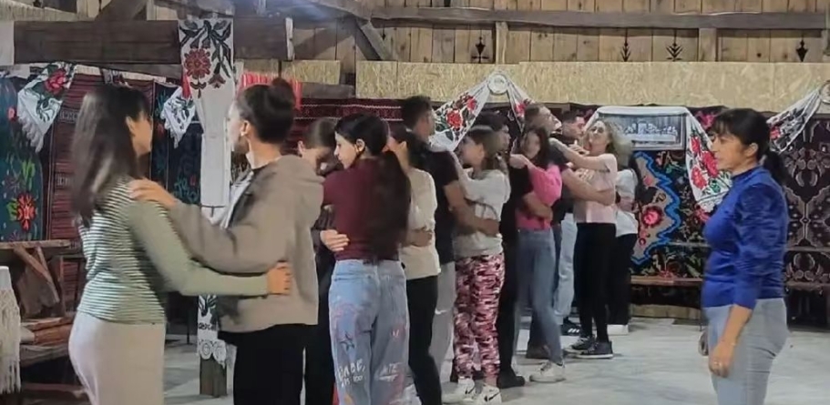 „Dănțaușii de la Șură” – tradiția jocului popular renaște într-o șură plină de amintiri, la Vima Mică
