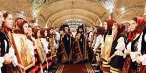 Duminica Ortodoxiei: Procesiune cu icoane în jurul Catedralei Episcopale „Sfânta Treime” din Baia Mare