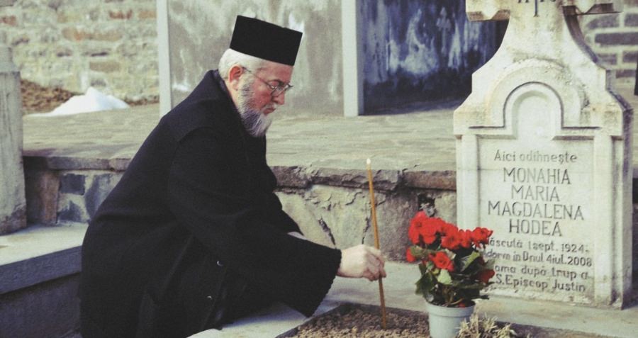 Pomenirea celor adormiți – ofrandă omenească pentru odihnă sufletească