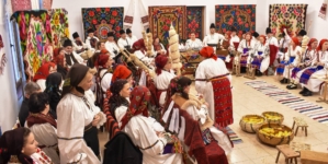 „Șezătoarea Generațiilor” de la Suciu de Sus a readus la viață spiritul satului de altădată, reunind bunici, părinți și copii