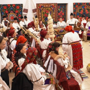 „Șezătoarea Generațiilor” de la Suciu de Sus a readus la viață spiritul satului de altădată, reunind bunici, părinți și copii