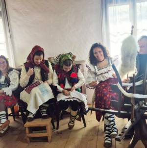 Meșteșuguri, voie bună și tradiții vii într-o nouă șezătoare la Muzeul Maramureșean din Sighetu Marmației