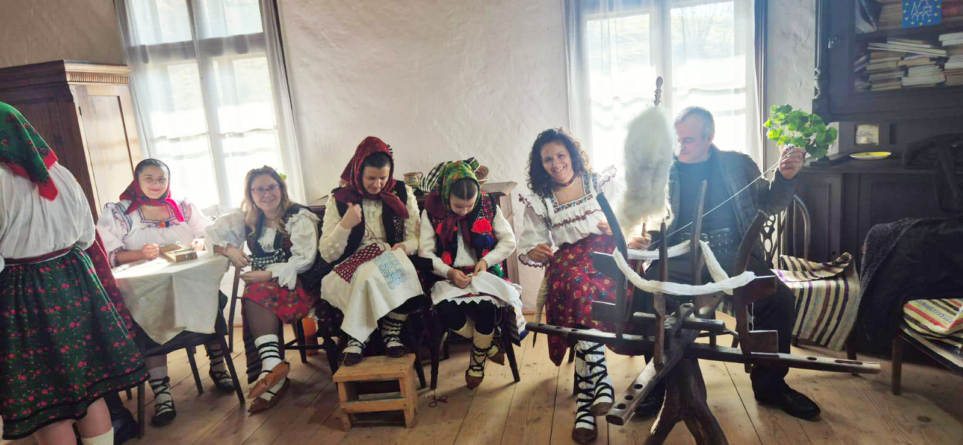 Meșteșuguri, voie bună și tradiții vii într-o nouă șezătoare la Muzeul Maramureșean din Sighetu Marmației