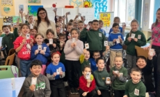 Caravana Atelierelor a adus primăvara în clasele I de la Școala Gimnazială „Dr. V. Babeș” Baia Mare, prin atelierul „Mărțișor meșteșugit”