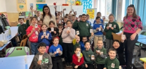 Caravana Atelierelor a adus primăvara în clasele I de la Școala Gimnazială „Dr. V. Babeș” Baia Mare, prin atelierul „Mărțișor meșteșugit”