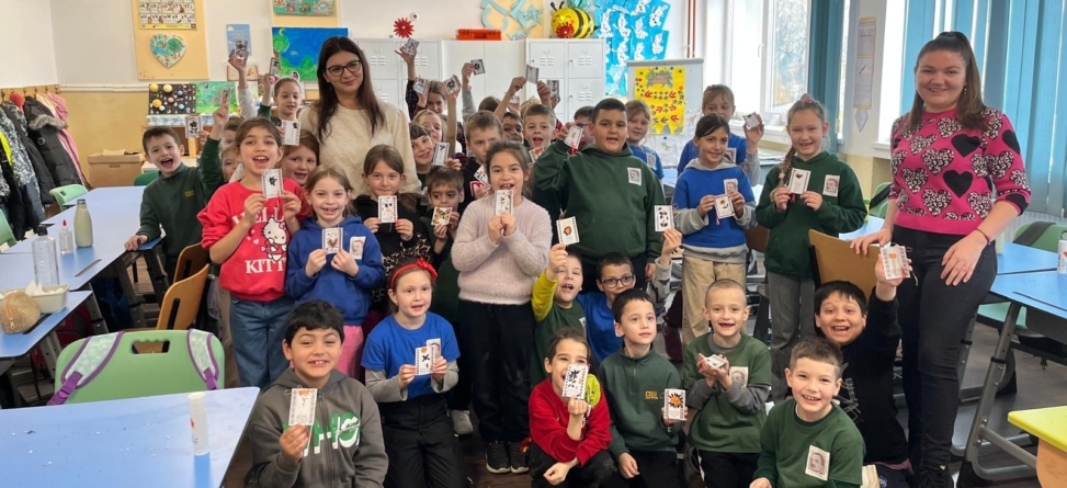 Caravana Atelierelor a adus primăvara în clasele I de la Școala Gimnazială „Dr. V. Babeș” Baia Mare, prin atelierul „Mărțișor meșteșugit”