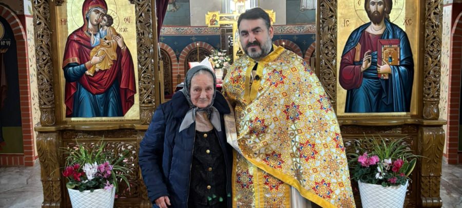 Exemplu de credință și jertfă: După 16 ani, nana Ana se retrage din rolul de prescurăreasă a bisericii ortodoxe din Fărcașa