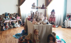 O incursiune în universul copilăriei: La Centrul Cultural Pastoral din Sighetu Marmației puteți admira o expoziție deosebită de păpuși