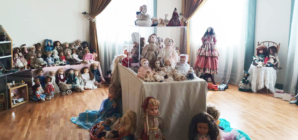 O incursiune în universul copilăriei: La Centrul Cultural Pastoral din Sighetu Marmației puteți admira o expoziție deosebită de păpuși