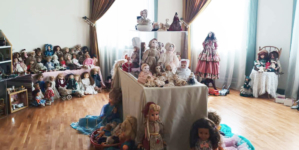 O incursiune în universul copilăriei: La Centrul Cultural Pastoral din Sighetu Marmației puteți admira o expoziție deosebită de păpuși