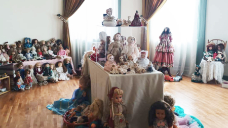 O incursiune în universul copilăriei: La Centrul Cultural Pastoral din Sighetu Marmației puteți admira o expoziție deosebită de păpuși