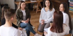 Crucea Roșie Română- Filiala Maramureș organizează sesiuni gratuite de suport emoțional în grup pentru adolescenți