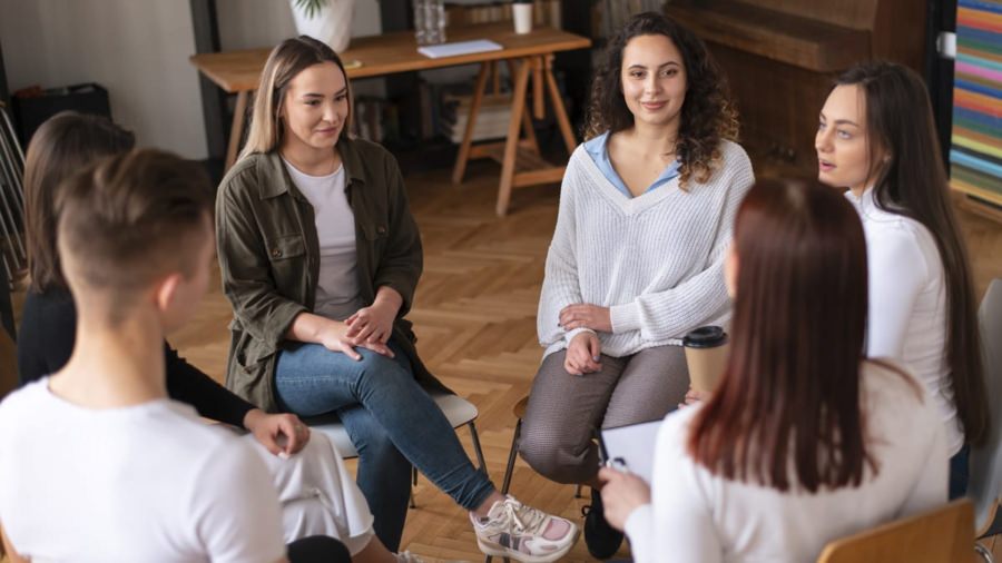 Crucea Roșie Română- Filiala Maramureș organizează sesiuni gratuite de suport emoțional în grup pentru adolescenți