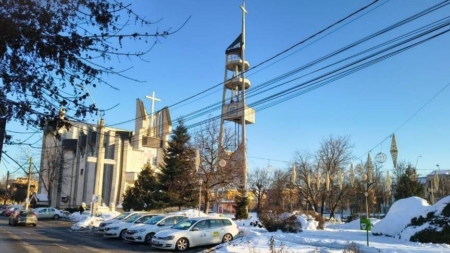 Restricții temporare de circulație și parcare în zona bisericii „Sfânta Cruce” din Baia Mare