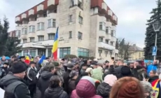 Câteva sute de băimăreni au protestat azi în fața Primăriei municipiului Baia Mare