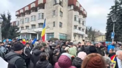Câteva sute de băimăreni au protestat azi în fața Primăriei municipiului Baia Mare
